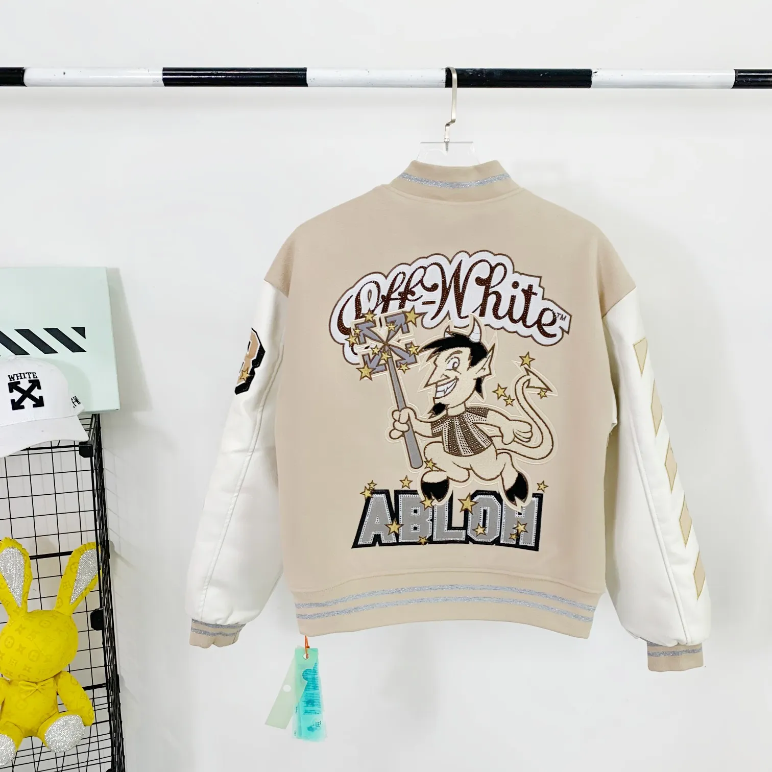 Top version OFF WHITE OW AC Milan co-branded heavily embroidered baseball uniforms for men and women couple stars in the same style jacket. The back is decorated with the Milan devil pattern with the Off-white logo. The entire piece of clothing is heavily embroidered and combined with hot rhinestone technology. All hot rhinestones are artificially embellished and are not pressed with templates. Manual work can ensure that the hot rhinestones will not fall off easily, and each diamond has been repeatedly hot stamped! The front buttons are all made from original molds, and custom-made buttons can ensure that they are consistent with the original ones. AC Milan's cooperation is OFF this time. Under the camera, De Cattrale almost uses the airport as a catwalk. Tonali and Leo are full of shots. Giroud returns to Stamford Bridge. As a Milan fan, I am really grateful that he chose AC Milan in the summer of 21. Although the running-in period was a bit distressing, the championship quality finally brought Milan the League Championship Gold Cup after 11 years. This heavy-duty piece of clothing is fully lined with down cotton to allow you to spend the entire winter with ease. When the World Cup is coming, when Milan meets Offwhite, and when champions meet fashion, what are you waiting for? Size: S-XL Color: Khaki P:700